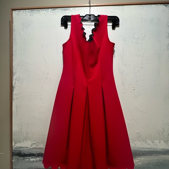 Banana Republic Scalloped V-neck dress. - Picture 4 of 8